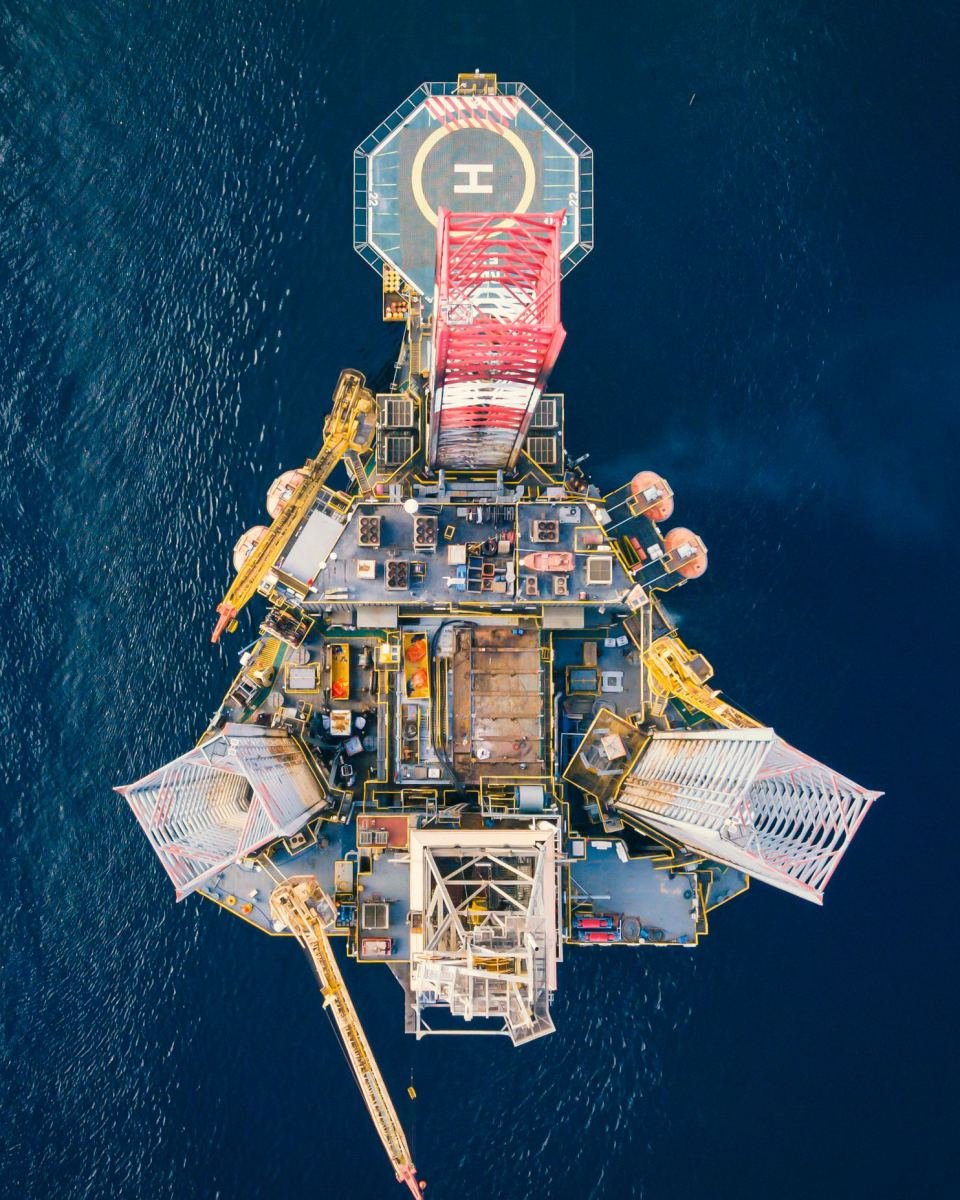 Offshore platform and its helideck seen from directly above