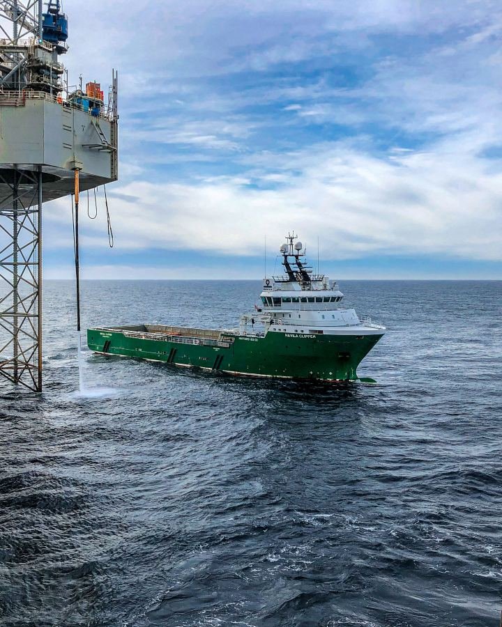 Offshore supply vessel alongside a jack-up platform